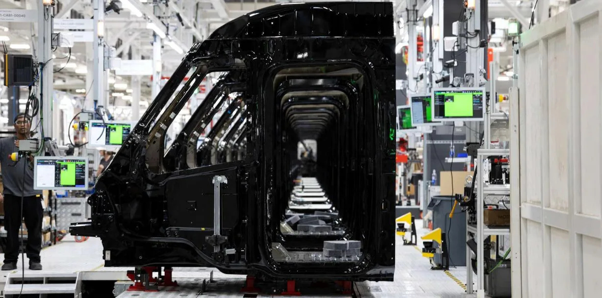โครงรถบรรทุก Tesla Semi บนสายการผลิตปริมาณสูง ภาพจากเอกสาร Tesla Q3 2026 Update หน้า Tesla Semi – High-Volume Production Line