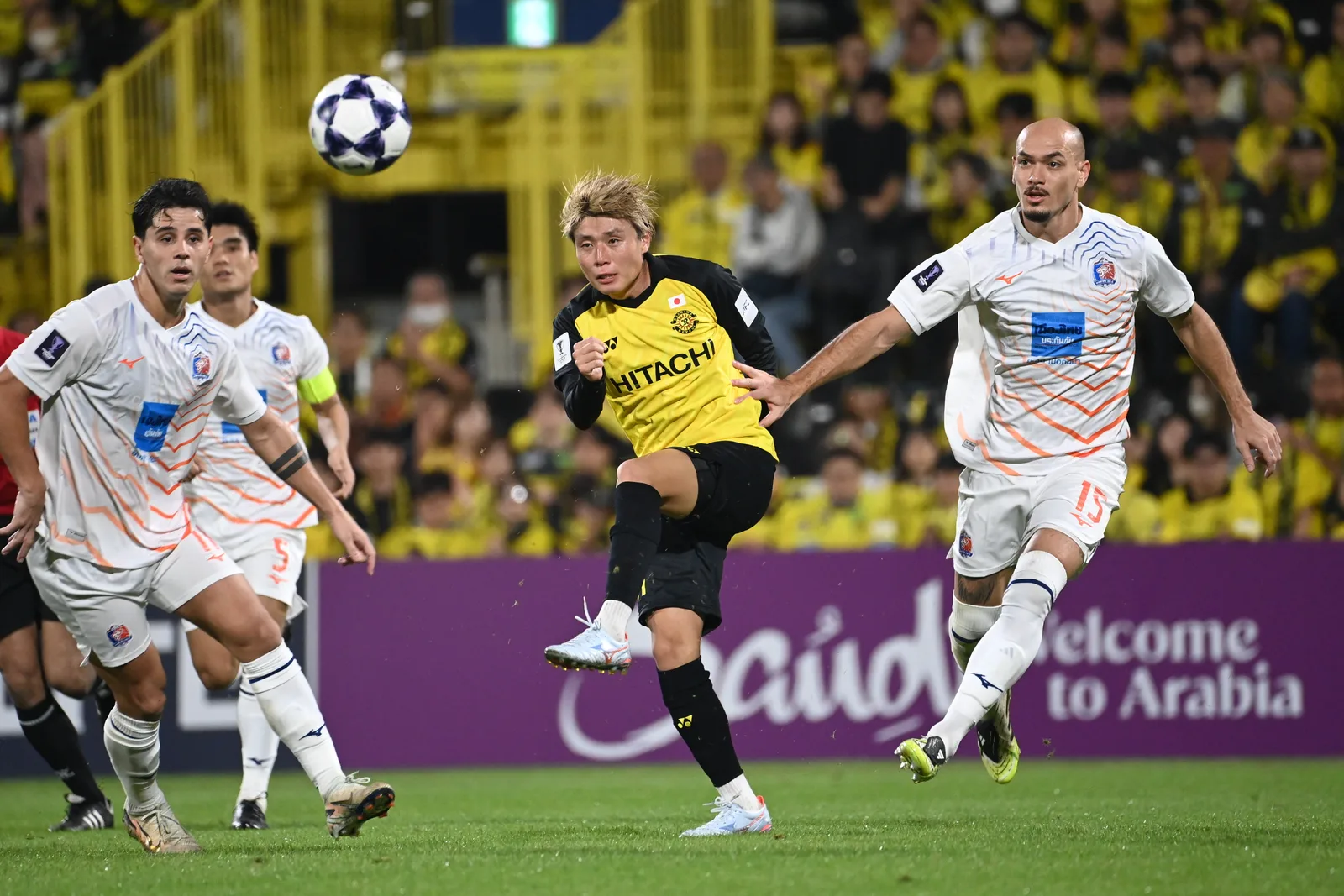 ผู้เล่นการท่าเรือ เอฟซี ในชุดเยือนสีขาวคาดส้ม ไล่บอลกับผู้เล่น Kashiwa Reysol ในชุดสีเหลืองดำ ใน AFC Champions League Elite นัดที่ 2 เมื่อ 14 ตุลาคม 2026