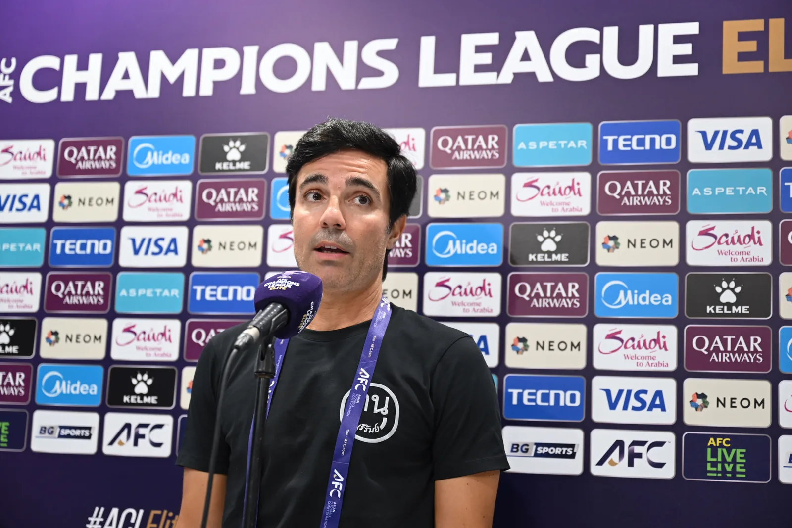 Mario Silva หัวหน้าโค้ชบุรีรัมย์ ยูไนเต็ด ให้สัมภาษณ์หลังเกมหน้าฉากสปอนเซอร์ของ AFC Champions League Elite