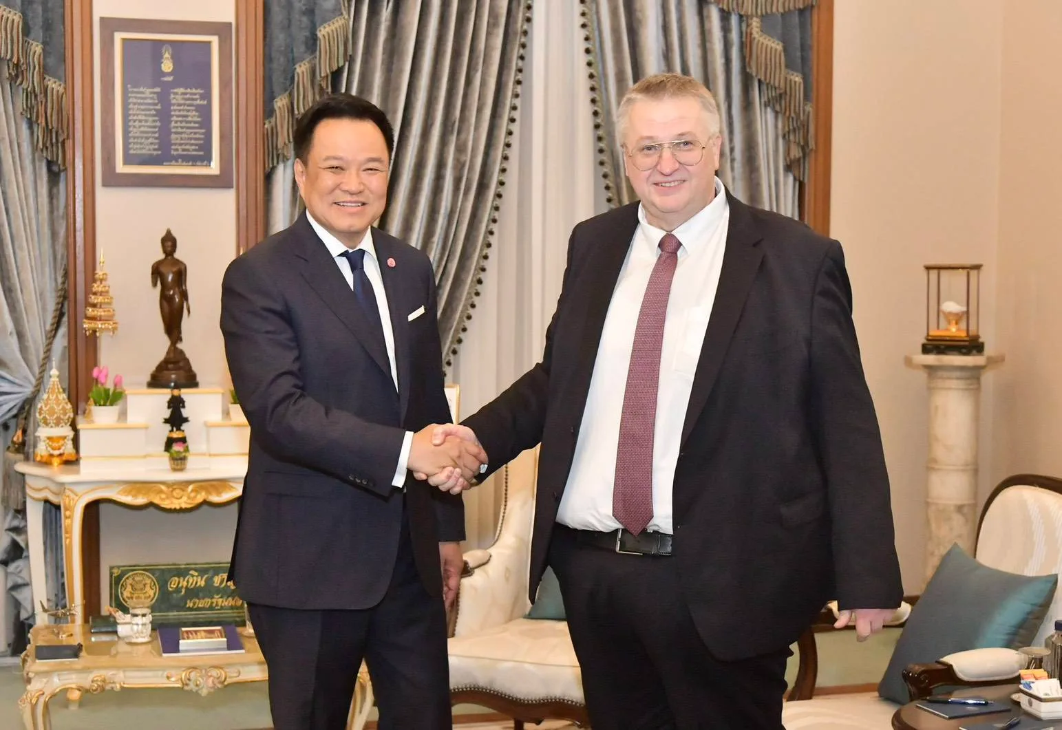 นายอนุทิน ชาญวีรกูล นายกรัฐมนตรี จับมือกับนาย Alexei Overchuk รองนายกรัฐมนตรีรัสเซีย ระหว่างการเข้าเยี่ยมคารวะที่ทำเนียบรัฐบาล 14 ตุลาคม 2569