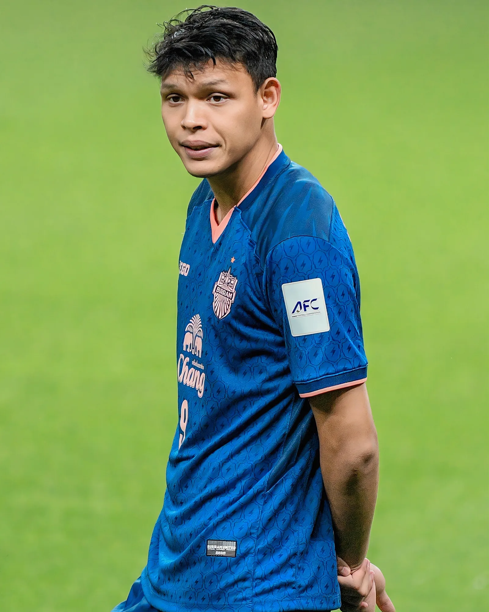 ศุภชัย ใจเด็ด ผู้เล่นบุรีรัมย์ ยูไนเต็ด จ่าฝูงหลังไทยลีก นัดที่ 5 สวมเสื้อแข่งสีน้ำเงินของสโมสร มีโลโก้สโมสรและอาร์ม AFC ที่แขนเสื้อ ในนัด AFC Champions League Elite กับ FC Seoul เมื่อ 30 กันยายน 2025