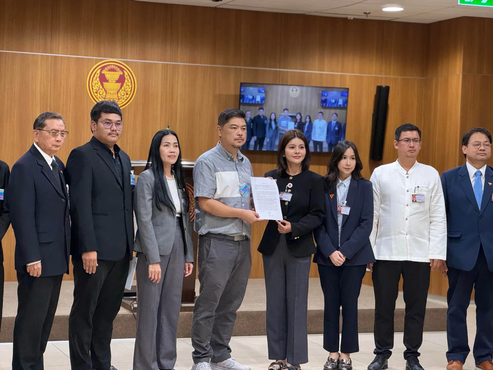 ตัวแทนสภาผู้ชมและผู้ฟังรายการไทยพีบีเอสยื่นหนังสือคัดค้านการเปลี่ยนแหล่งเงินสนับสนุนไทยพีบีเอสต่อคณะกรรมาธิการการพัฒนาการเมืองฯ สภาผู้แทนราษฎร ที่รัฐสภา 7 ตุลาคม 2569