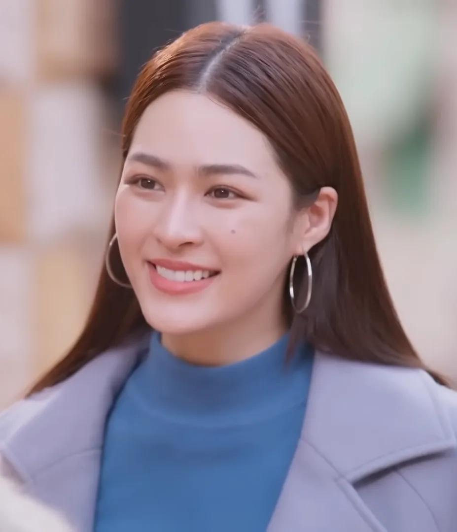 หลิงหลิง ศิริลักษณ์ นักแสดงไทย ในภาพจากวิดีโอของ 3Plus เกี่ยวกับซีรีส์ The Secret Of Us เมื่อ 28 มิถุนายน 2024