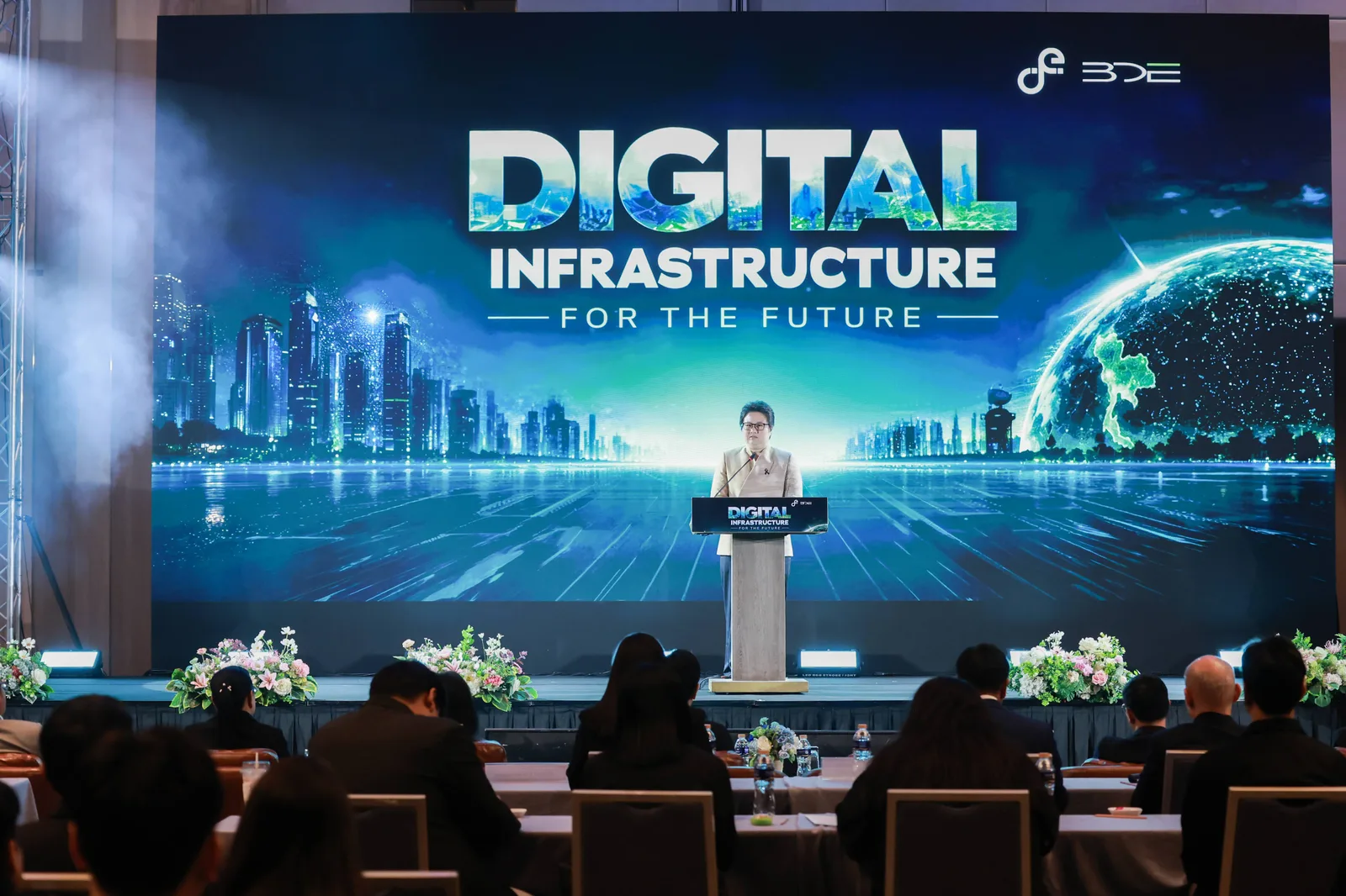 รัฐมนตรีช่วยว่าการกระทรวงดีอีกล่าวเปิดงาน Digital Infrastructure for the Future บนเวที
