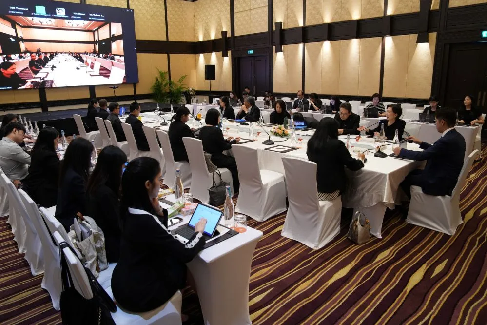 ห้องประชุมที่กรมเจรจาการค้าระหว่างประเทศเผยแพร่พร้อมแถลงผลการเจรจา FTA ไทย-EU รอบที่ 10 ผู้เข้าร่วมนั่งรอบโต๊ะพร้อมจอประชุมทางไกล