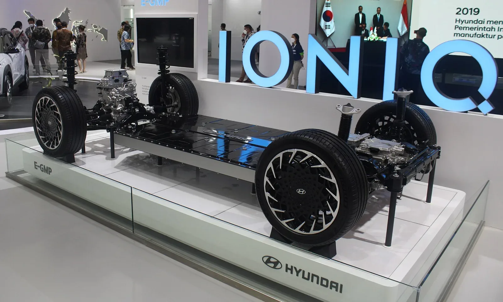 แชสซีแพลตฟอร์ม E-GMP ของ Hyundai จัดแสดงพร้อมล้อ ช่วงล่างหน้าและหลัง และแพ็กแบตเตอรี่ใต้พื้น ในงาน Indonesia International Auto Show 2021