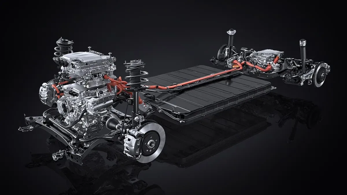 แชสซีของ Lexus RZ ที่ไม่มีตัวถัง แสดงชุดขับเคลื่อนไฟฟ้าหน้าและหลัง ช่วงล่างหน้าแบบสตรัต จานเบรก และแพ็กแบตเตอรี่แบนใต้พื้น