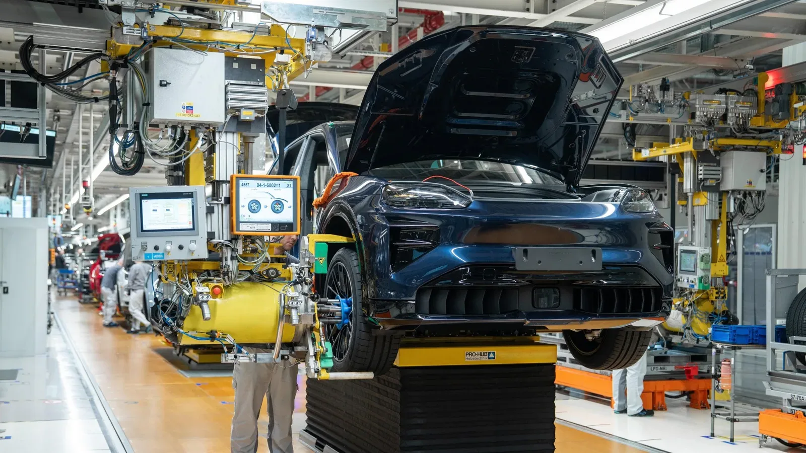 Porsche Cayenne Turbo Electric บนสายประกอบในโรงงาน Bratislava ประเทศสโลวาเกีย ปี 2026