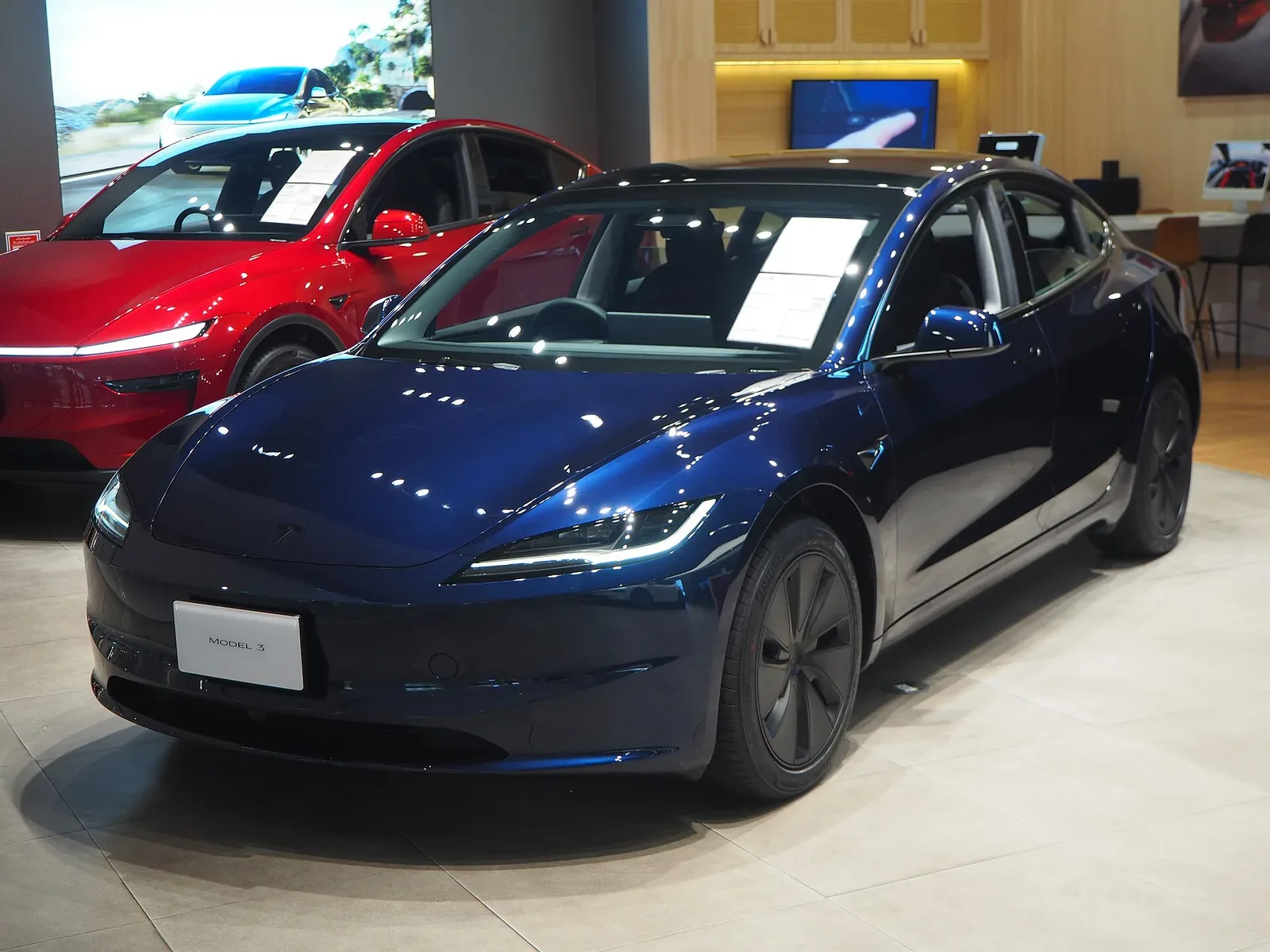 Tesla Model 3 Premium Long Range RWD สีน้ำเงินเข้มจัดแสดงในโชว์รูม Tesla ที่สยามพารากอน กรุงเทพฯ