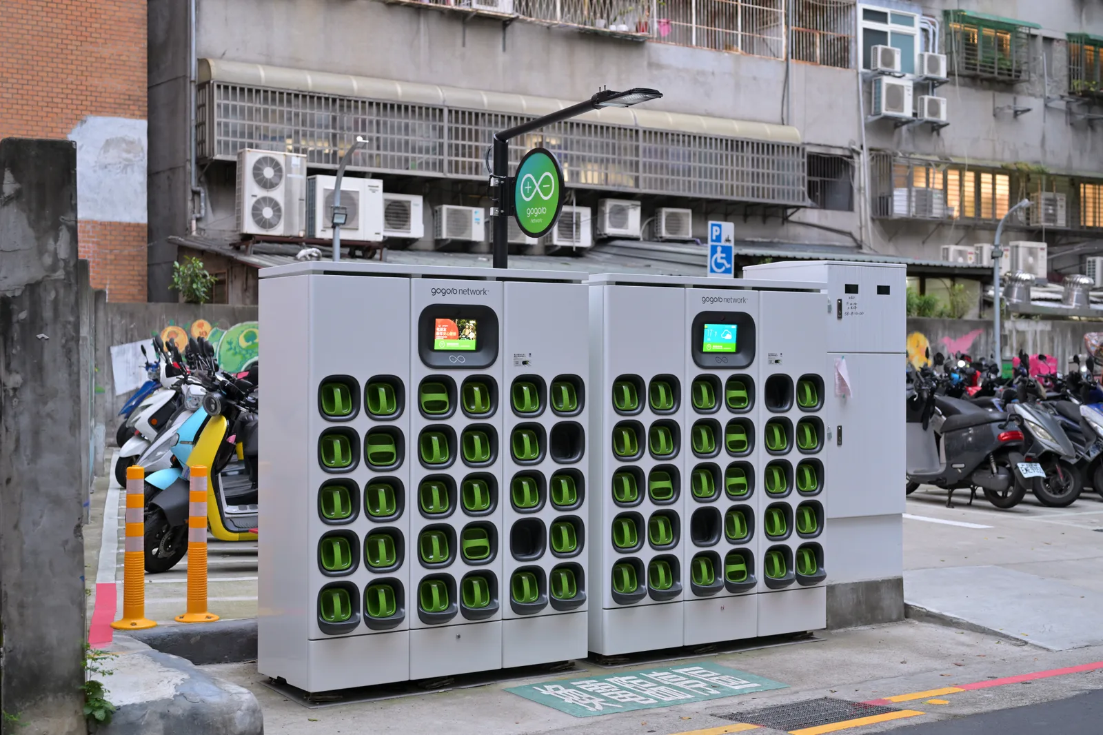 สถานีสลับแบตเตอรี่สกู๊ตเตอร์ไฟฟ้า Gogoro บนถนนในเขตจงเจิ้ง ไทเป เดือนกุมภาพันธ์ 2026