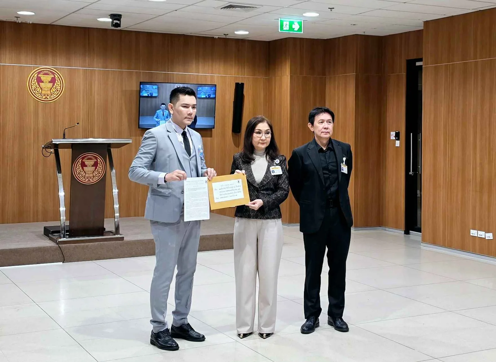 นางสาวนันทนา นันทวโรภาส และนายสุนทร พฤกษพิพัฒน์ สมาชิกวุฒิสภา รับหนังสือร้องเรียนให้ติดตามคดีทุจริตสอบท้องถิ่น ที่รัฐสภา 8 ตุลาคม 2569