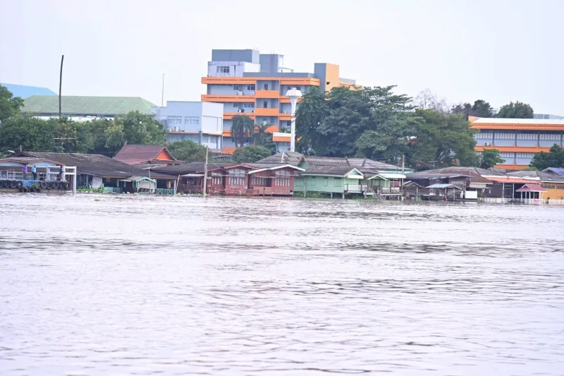 แม่น้ำเจ้าพระยาและบ้านเรือนริมน้ำในจังหวัดปทุมธานี ภาพจากการลงพื้นที่ติดตามสถานการณ์น้ำของรัฐมนตรีช่วยว่าการกระทรวงเกษตรและสหกรณ์