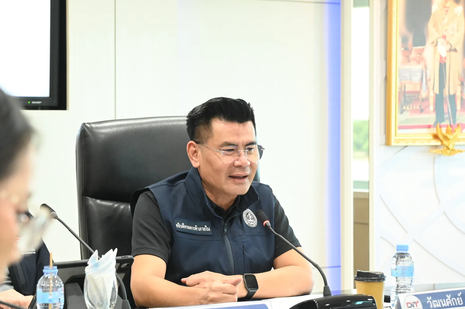 นายวัฒนศักย์ เสือเอี่ยม อธิบดีกรมการค้าภายใน เป็นประธานการประชุมกับผู้ประกอบการเรื่องตรึงราคาหลังน้ำลด