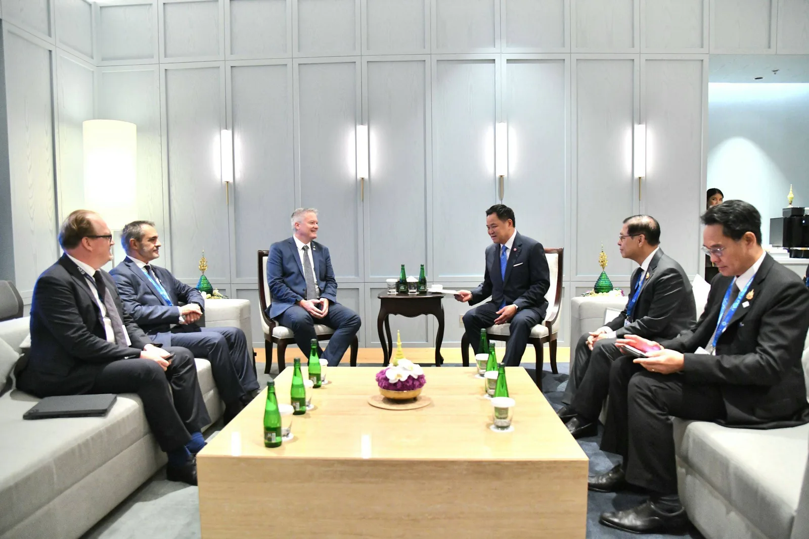 คณะของนายกรัฐมนตรีไทยและคณะของเลขาธิการ OECD นั่งหารือกันที่ห้อง VIP ศูนย์การประชุมแห่งชาติสิริกิติ์ 16 ตุลาคม 2569