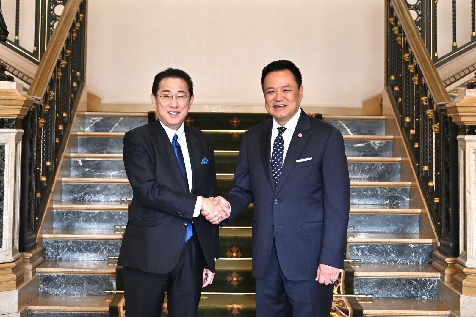นายอนุทิน ชาญวีรกูล จับมือกับนายคิชิดะ ฟูมิโอะ อดีตนายกรัฐมนตรีญี่ปุ่น ที่ตึกไทยคู่ฟ้า ทำเนียบรัฐบาล 12 ตุลาคม 2569