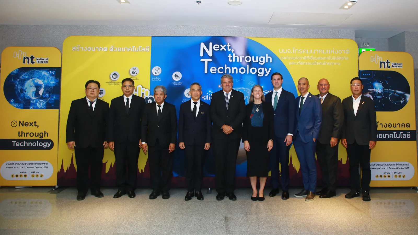 คณะผู้แทน NT และ USTDA หน้าฉากนิทรรศการของ NT