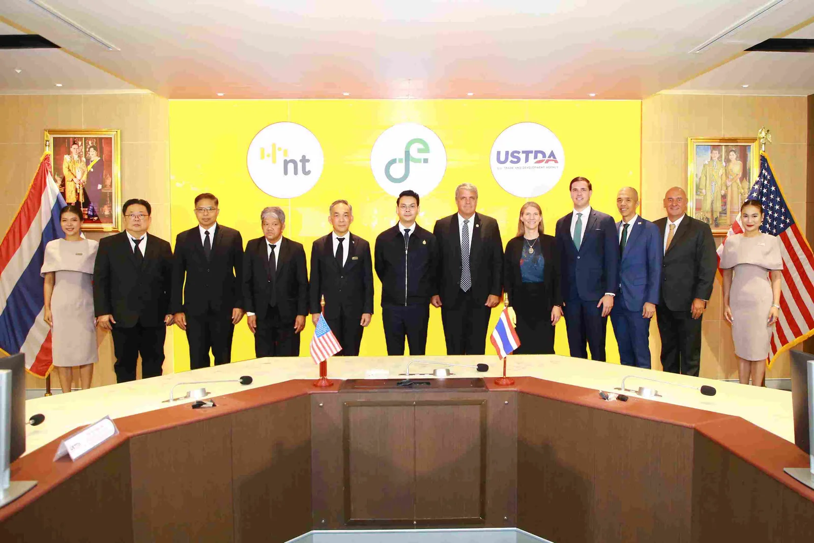 คณะผู้แทน NT และ USTDA ในห้องประชุมพิธีลงนาม