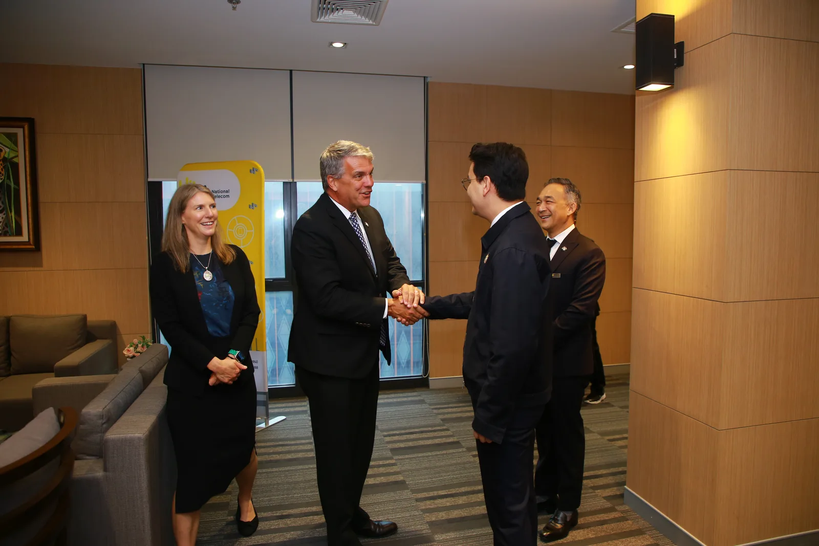 ผู้แทน USTDA จับมือทักทายในงานที่สำนักงานใหญ่ NT