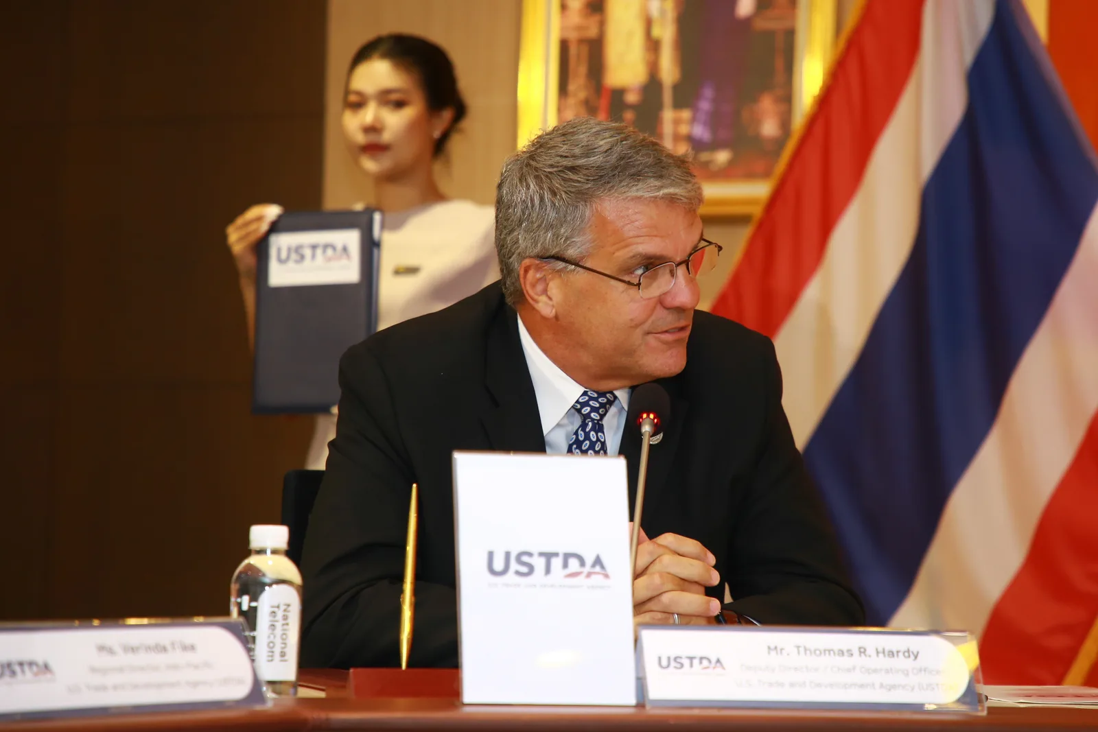 Thomas R. Hardy ของ USTDA ในพิธีลงนามกับ NT