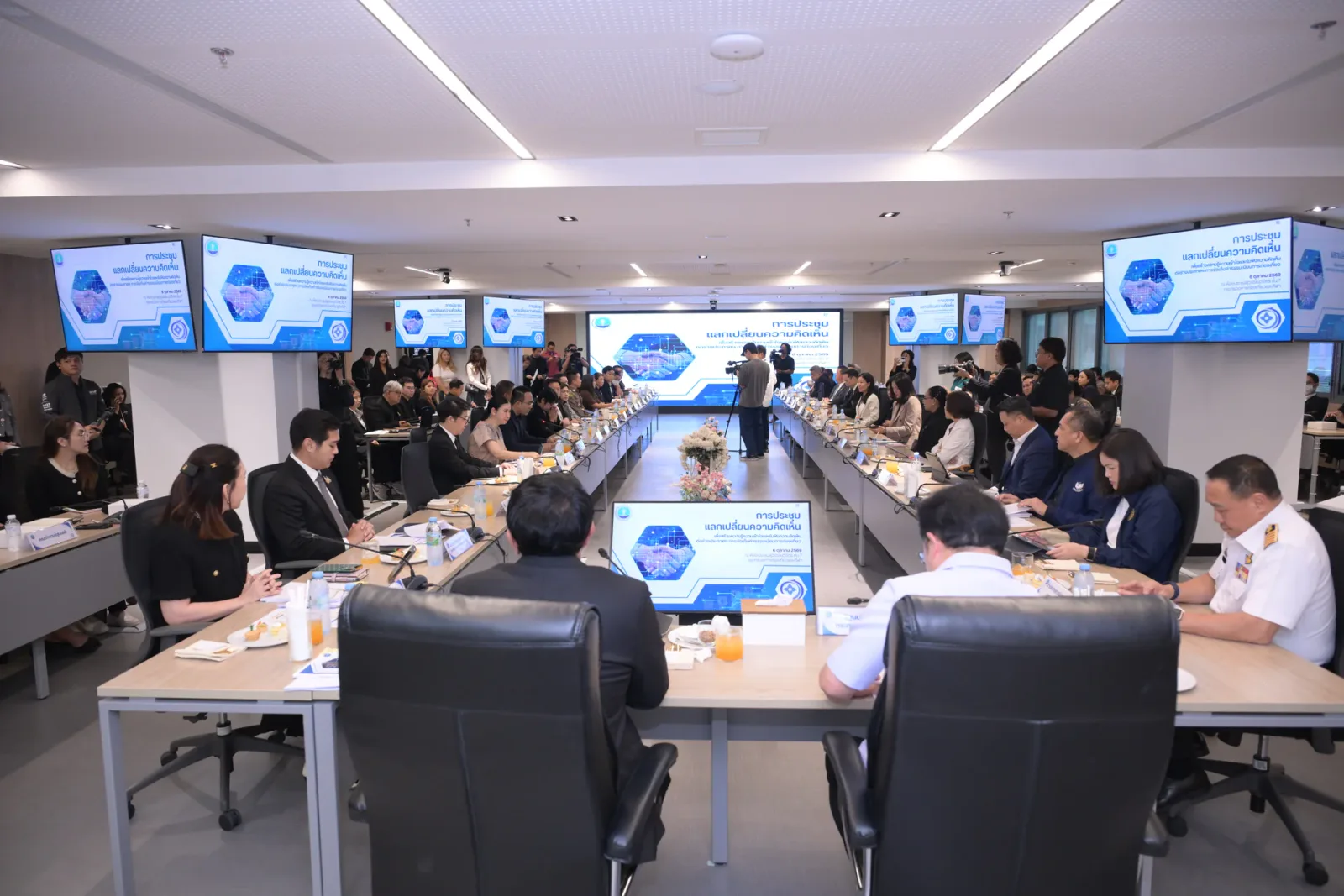 ผู้แทนภาครัฐและเอกชนร่วมประชุมในห้องประชุมกระทรวงการท่องเที่ยวและกีฬา เรื่องร่างประกาศค่าธรรมเนียมนักท่องเที่ยวต่างชาติ