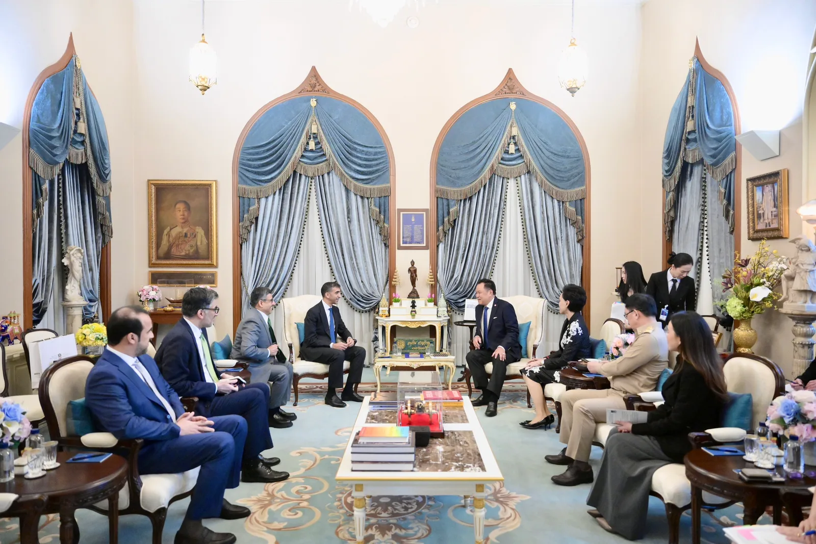 คณะผู้แทน UAE และคณะของรัฐบาลไทยระหว่างการเยี่ยมคารวะนายกรัฐมนตรี ห้องรับรอง ชั้น 2 ตึกไทยคู่ฟ้า ทำเนียบรัฐบาล 8 ตุลาคม 2569