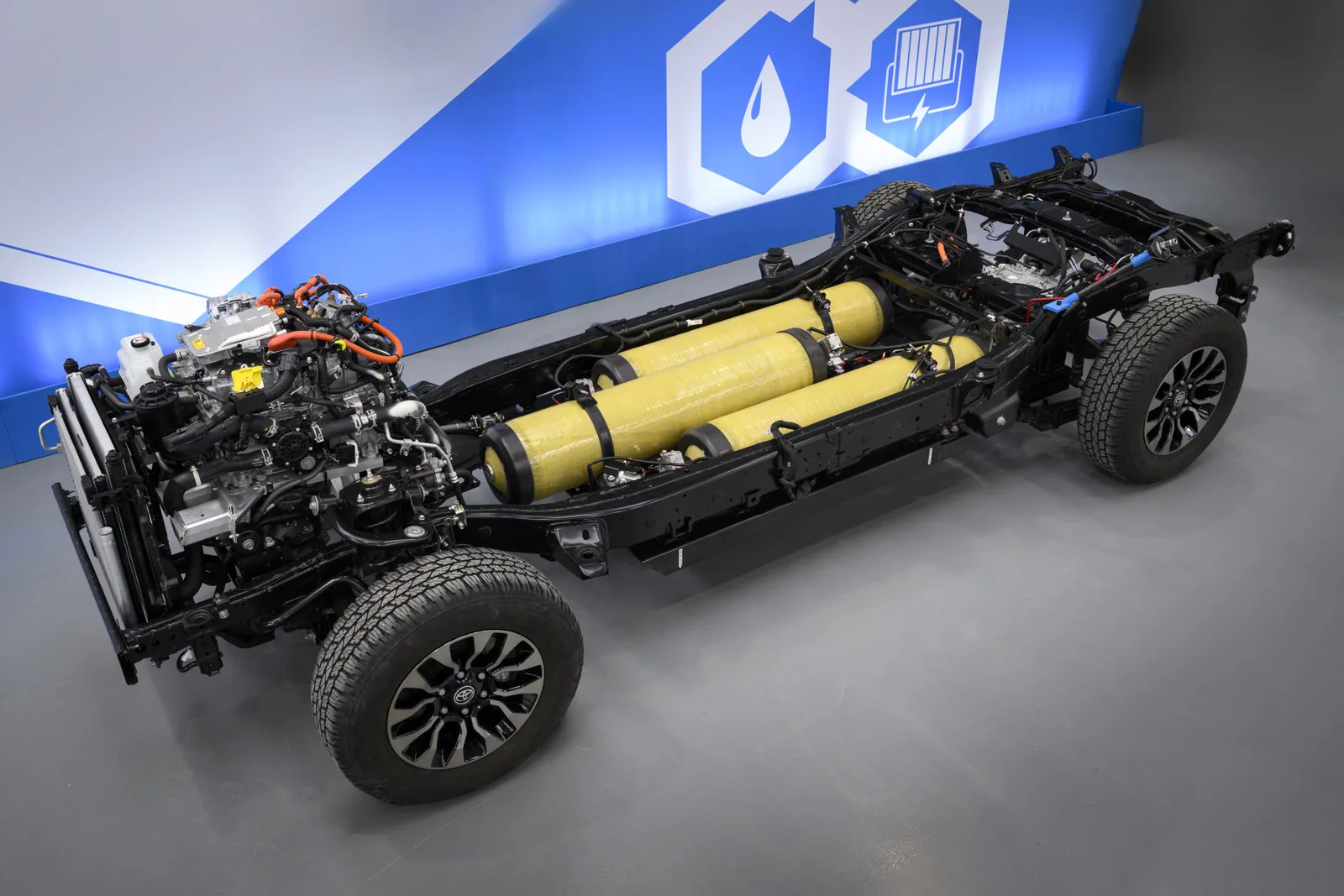 แชสซีต้นแบบ Hilux เซลล์เชื้อเพลิงพร้อมถังไฮโดรเจน 3 ใบ