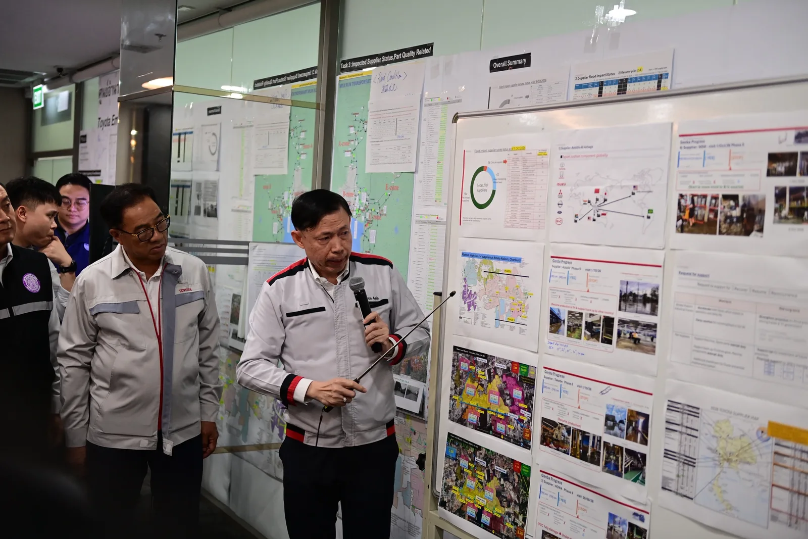 การบรรยายสรุปหน้าบอร์ดติดตามสถานะซัพพลายเออร์ที่ได้รับผลกระทบจากน้ำท่วม ภายในโรงงานโตโยต้า สำโรง