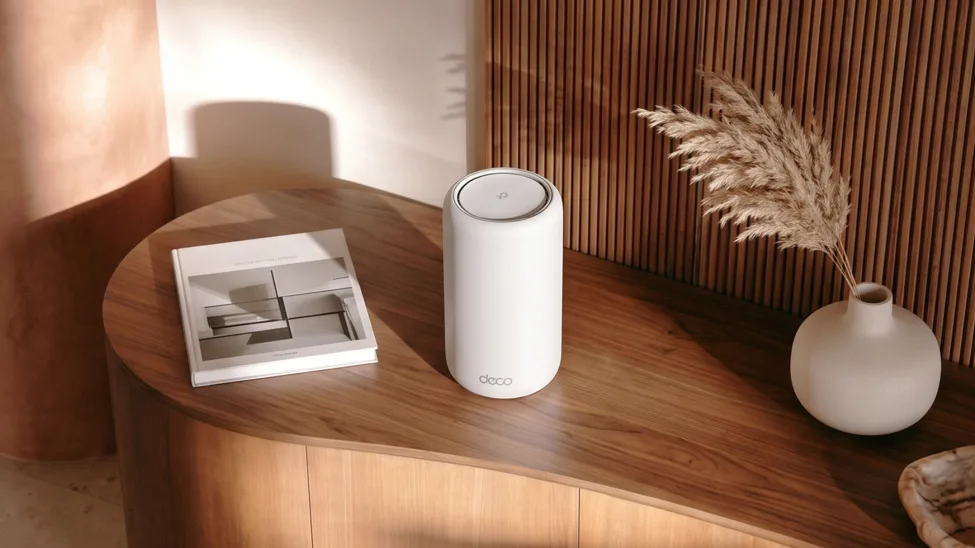 ระบบ Mesh Wi-Fi 8 รุ่น TP-Link Deco 8 Ultra ตัวเครื่องทรงกระบอกสีขาววางบนชั้นไม้