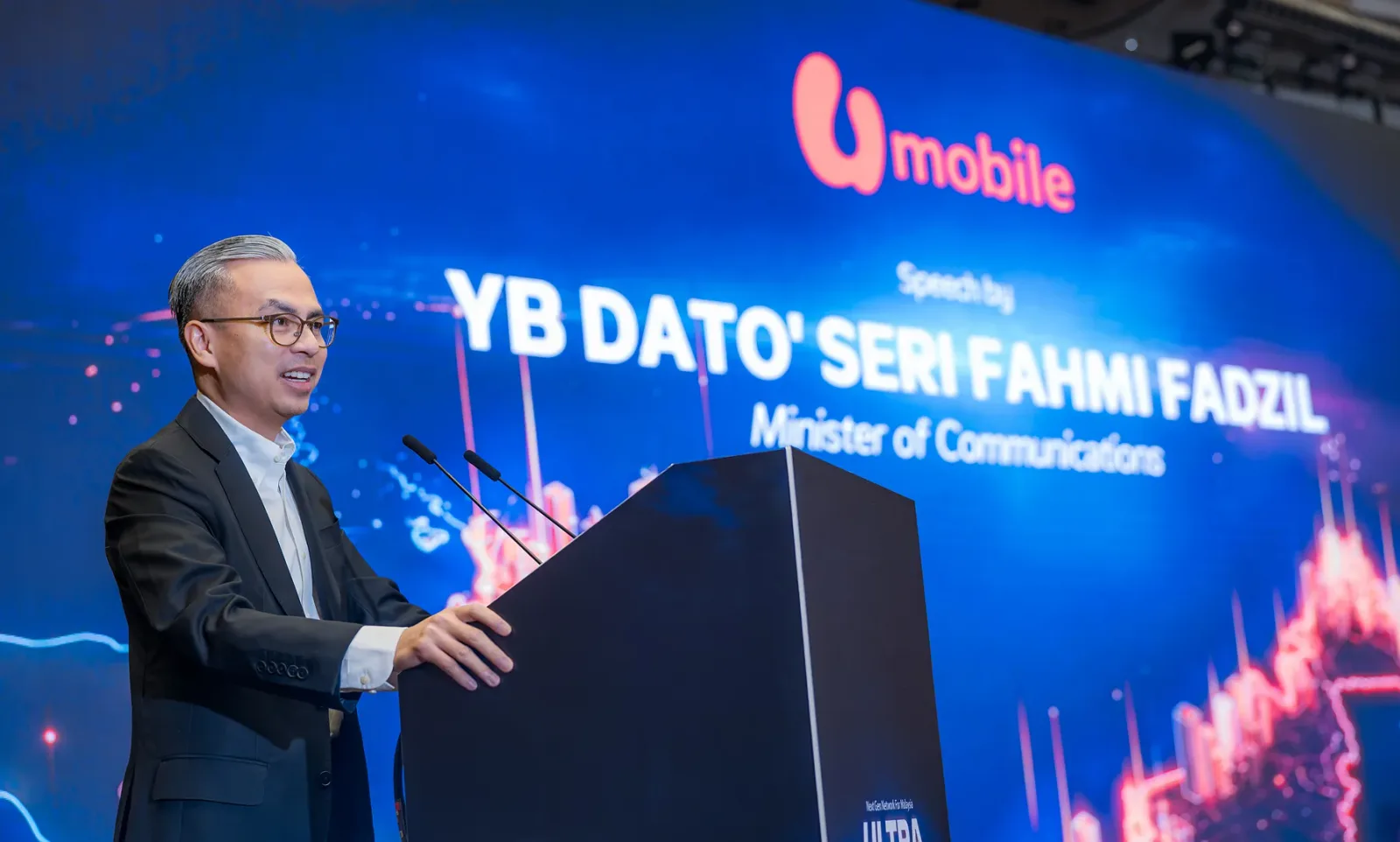 Fahmi Fadzil รัฐมนตรีว่าการกระทรวงการสื่อสารของมาเลเซีย กล่าวปาฐกถาบนเวทีงาน U Mobile