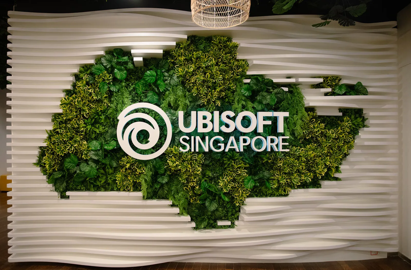 ผนังโลโก้ Ubisoft Singapore ในสตูดิโอที่สิงคโปร์ ซึ่งถูกลดพนักงาน 70 ตำแหน่ง