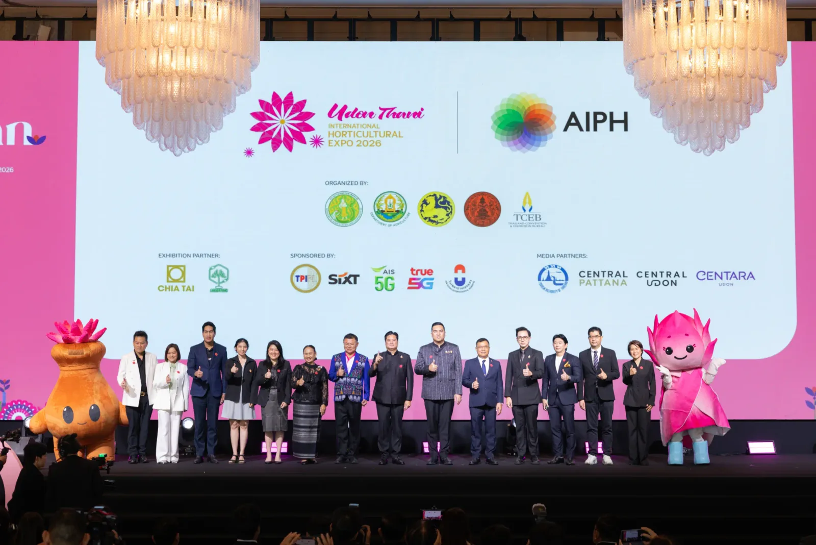 ผู้บริหารและมาสคอตของงานบนเวทีแถลงข่าวมหกรรมพืชสวนโลกจังหวัดอุดรธานี พ.ศ. 2569 ของกรมวิชาการเกษตร
