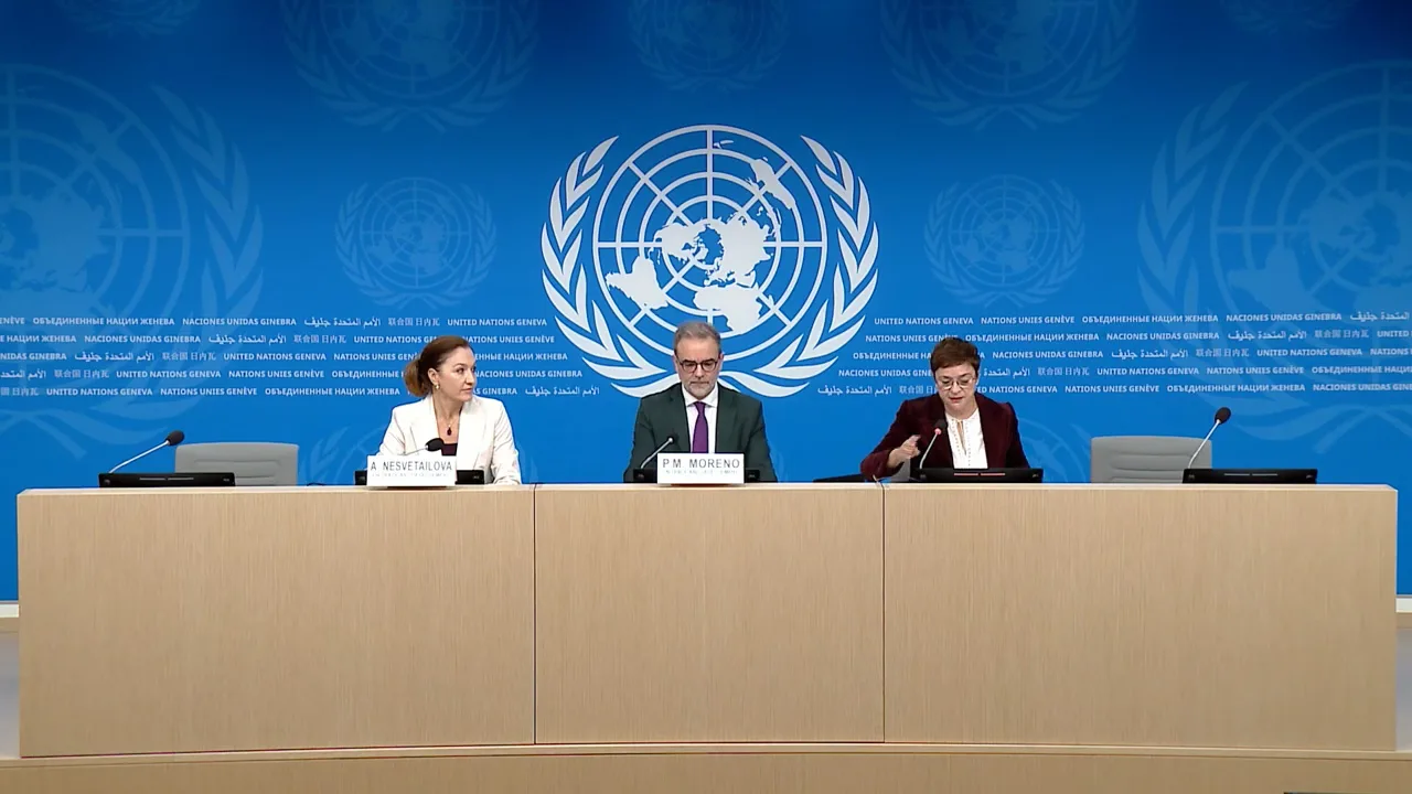 Anastasia Nesvetailova และ Pedro Manuel Moreno ของ UNCTAD นั่งแถลงข่าวเปิดรายงาน Trade and Development Report 2026 หน้าฉากสัญลักษณ์สหประชาชาติที่นครเจนีวา