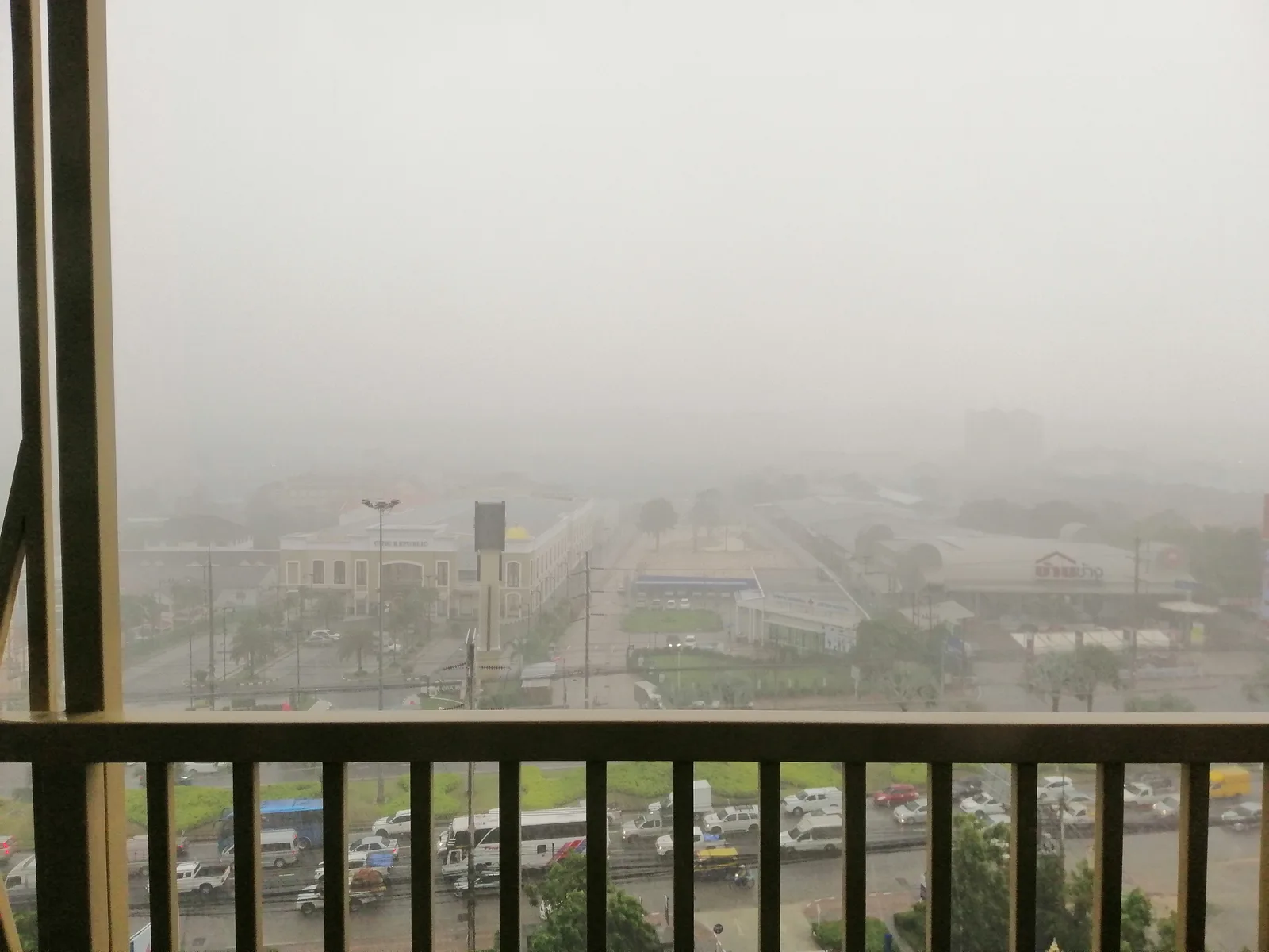 ฝนตกหนักจนทัศนวิสัยลดลง มองจากอาคารสูงในประเทศไทย