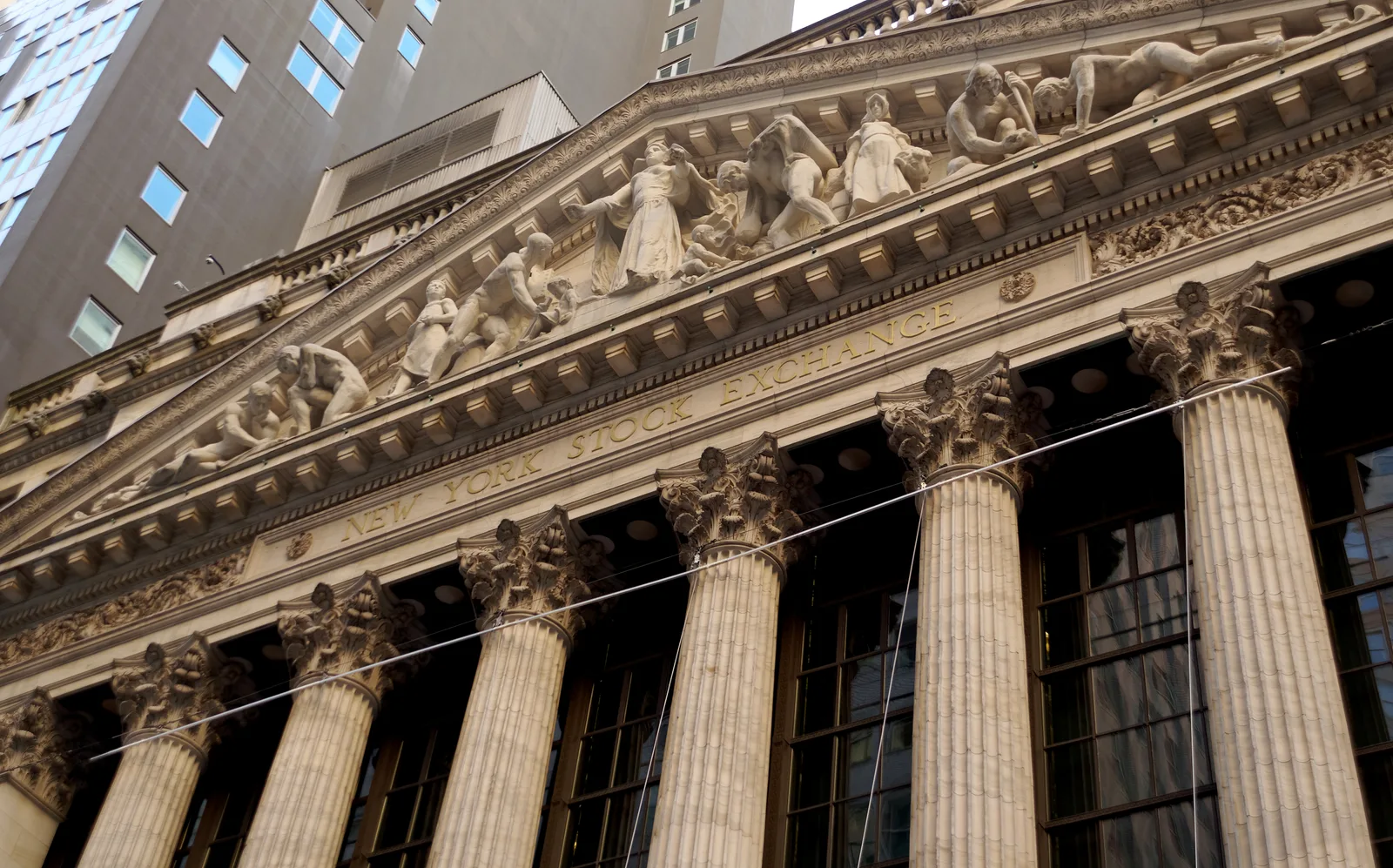 ด้านหน้าอาคารตลาดหลักทรัพย์นิวยอร์ก (NYSE) บนถนน Broad Street ตลาดที่หุ้นธนาคารสหรัฐ Q3 2026 ทั้งหกตัวซื้อขาย ภาพถ่ายเมื่อ 2 ตุลาคม 2023