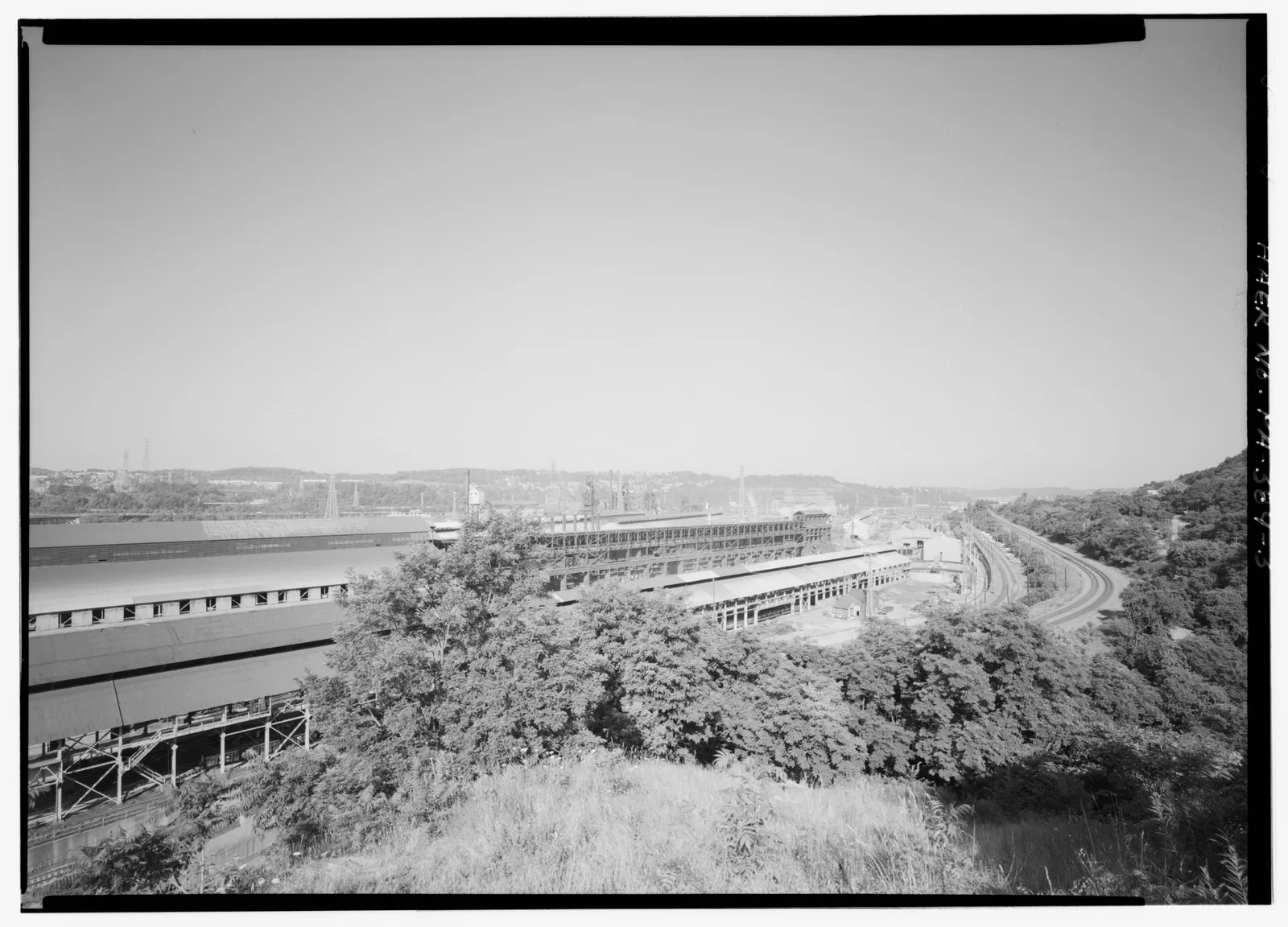 ภาพขาวดำปี 1989 ของอาคารโรงงาน Edgar Thomson ริมแม่น้ำ Monongahela มองจากเนินด้าน North Braddock