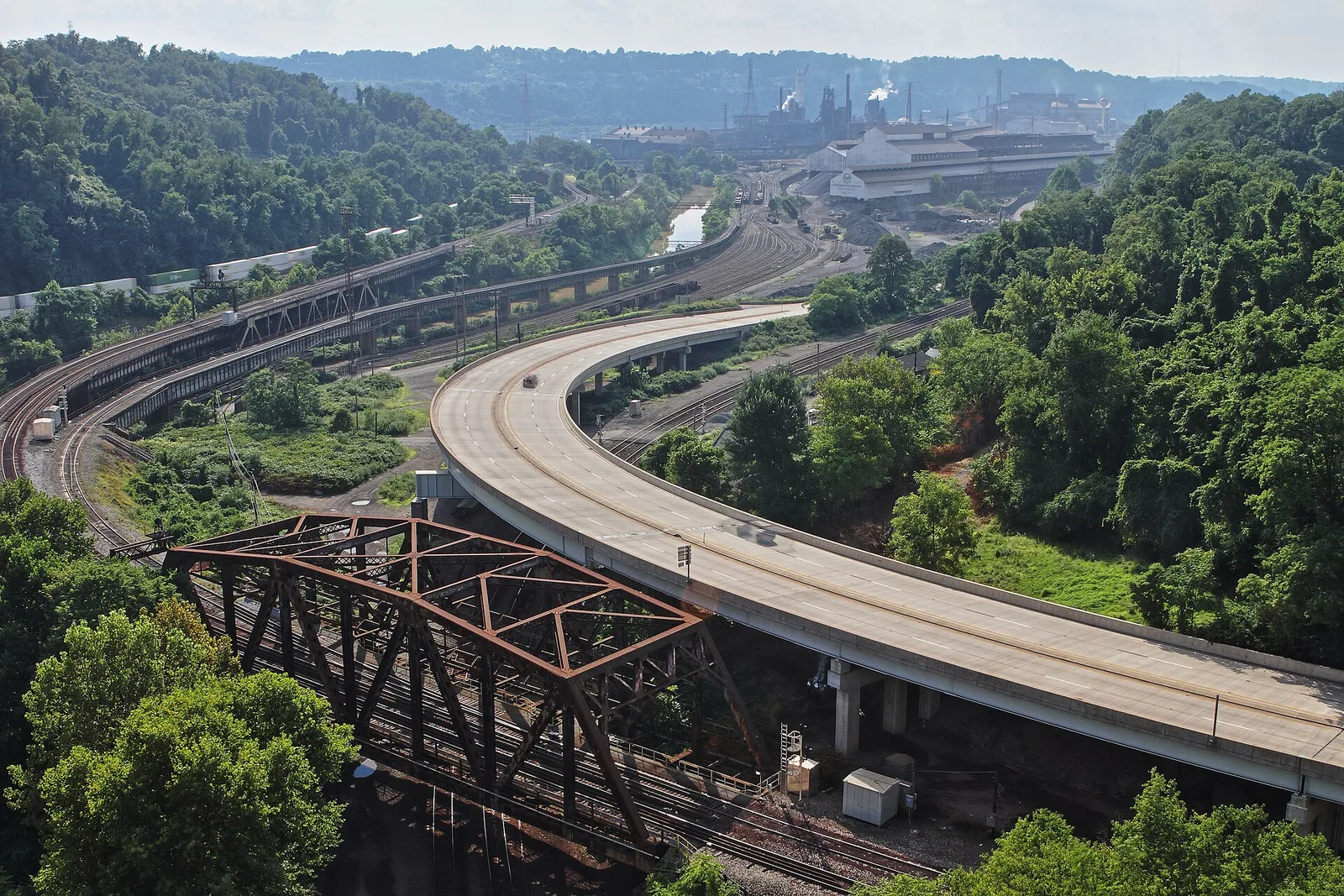 โรงงาน Edgar Thomson ของ U.S. Steel ริมแม่น้ำ Monongahela เมือง Braddock มองจากสะพาน George Westinghouse ปี 2018