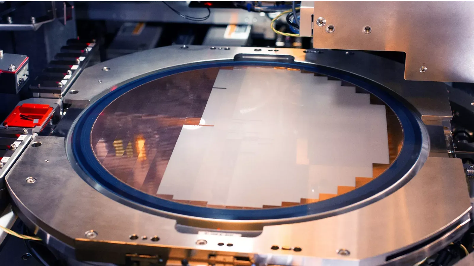 เวเฟอร์บนเครื่อง die-mount สำหรับงานแพ็กเกจ EMIB ของ Intel Foundry