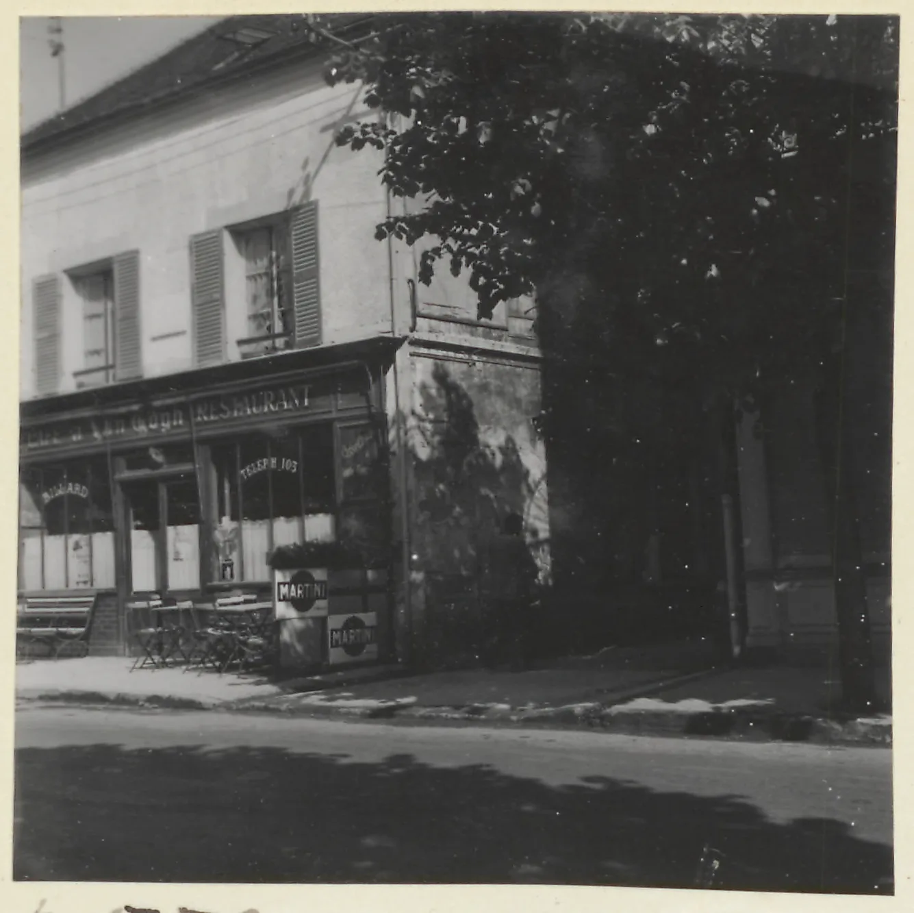 Auberge Ravoux ที่ Place de la Mairie ถ่ายระหว่างปี 1951–1952 โดย Emmy Andriesse