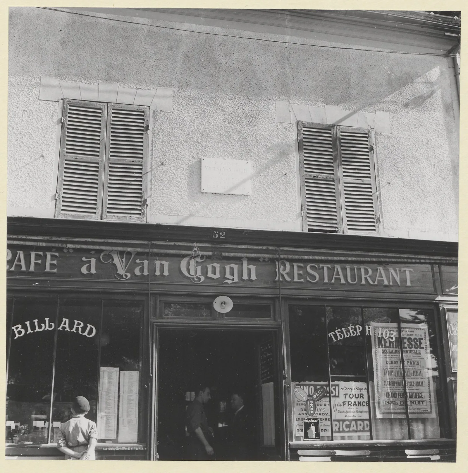 หน้าร้านของ Auberge Ravoux ถ่ายระหว่างปี 1951–1952 โดย Emmy Andriesse