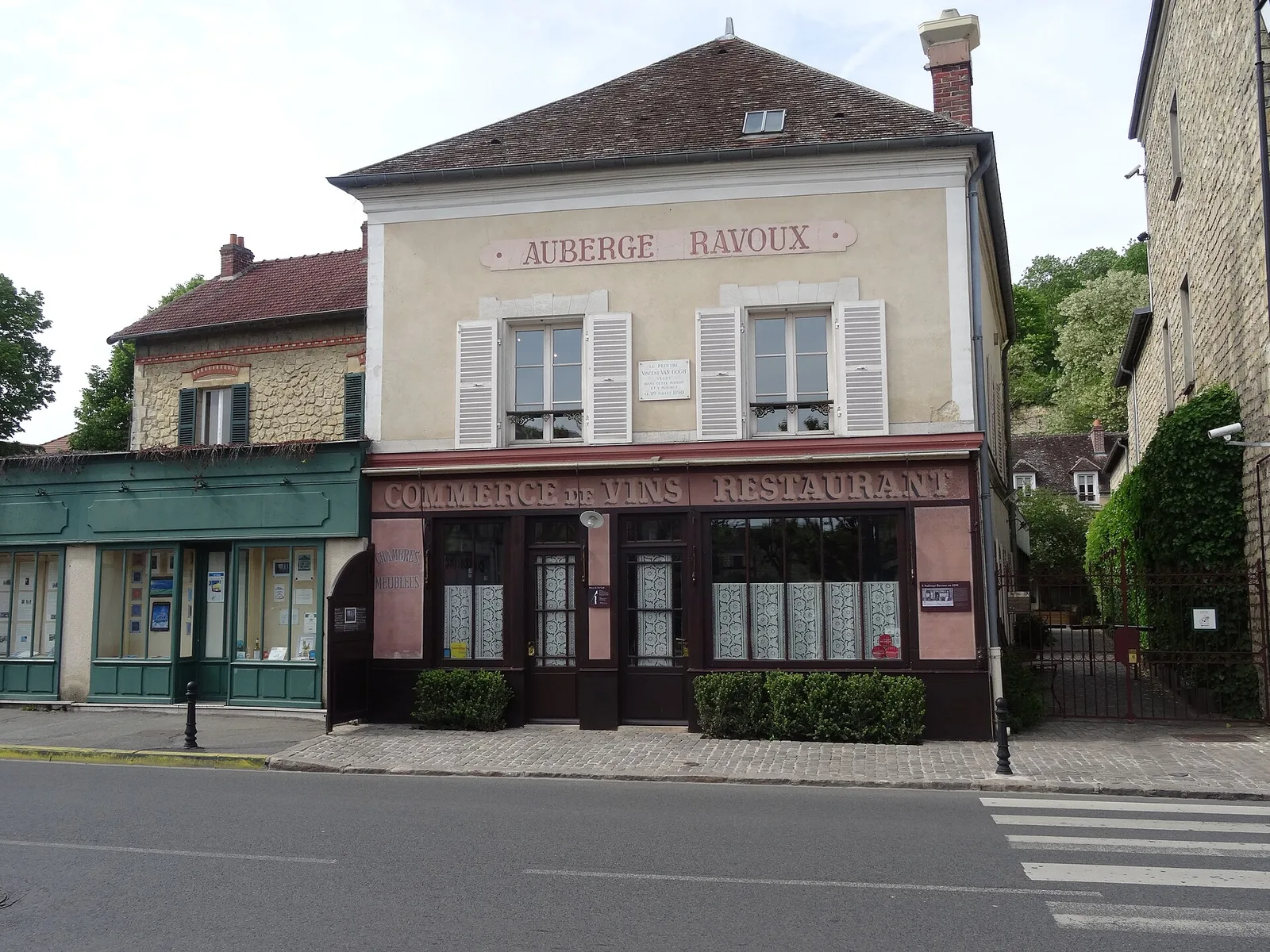 หน้าอาคาร Auberge Ravoux เลขที่ 52 Rue du Général de Gaulle ภาพถ่ายเมื่อ 17 พฤษภาคม 2017