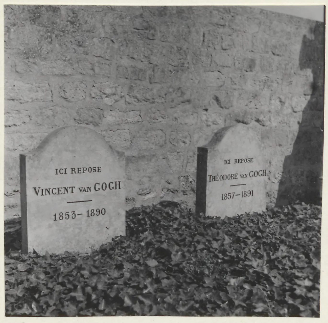 ป้ายหลุมศพของ Vincent และ Theo van Gogh ในสุสาน Auvers-sur-Oise ถ่ายระหว่างปี 1951–1952 โดย Emmy Andriesse