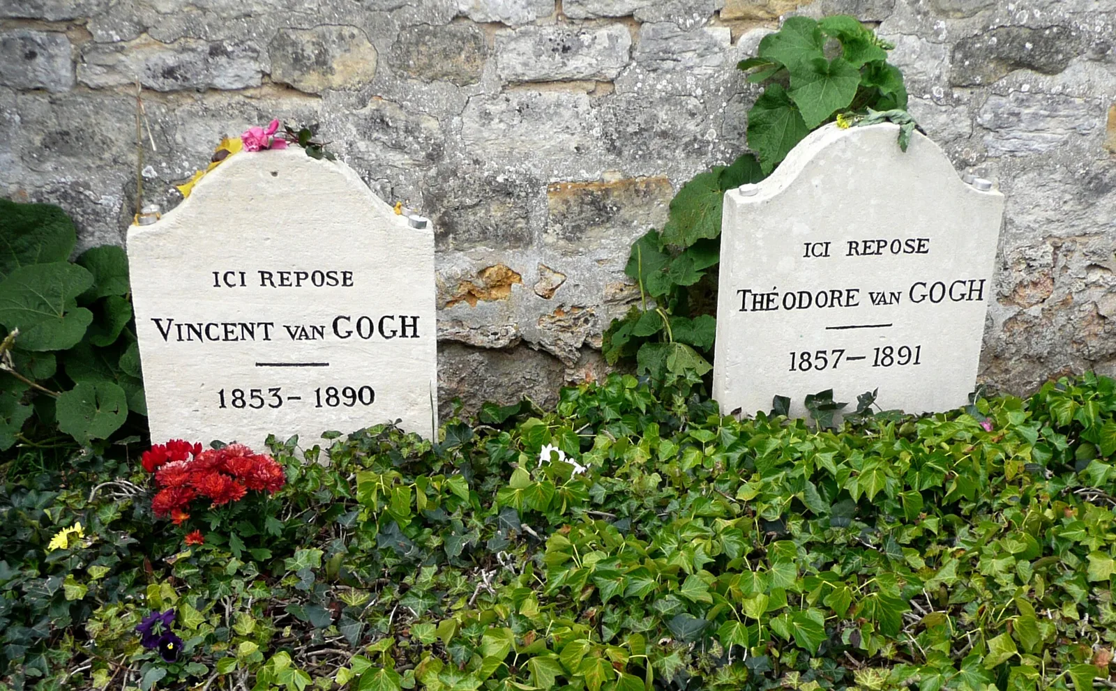 หลุมศพของ Vincent และ Théodore van Gogh ภาพถ่ายปี 2010