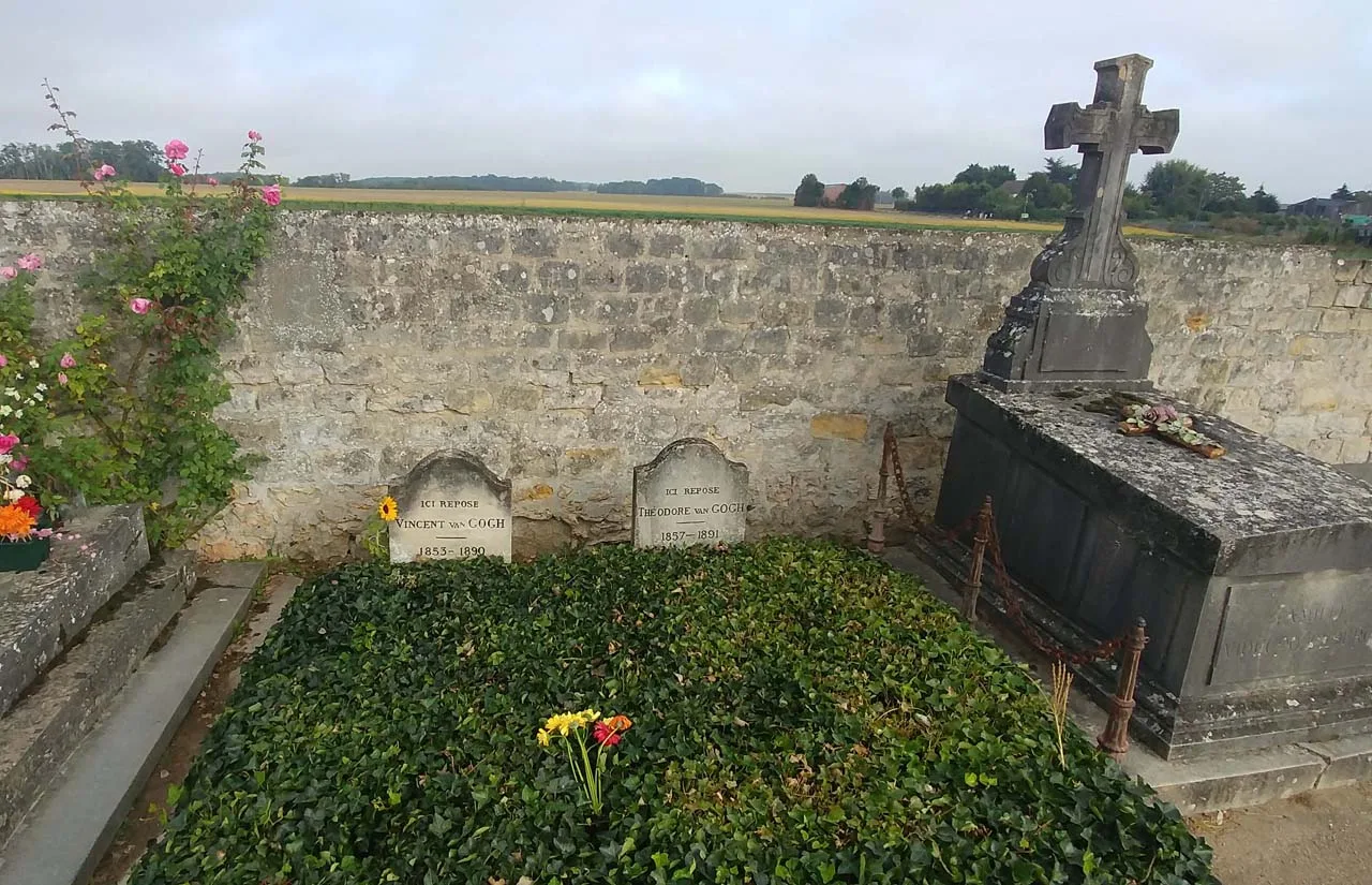 หลุมศพของ Vincent van Gogh และ Theo ในสุสาน Auvers-sur-Oise ภาพถ่ายเมื่อ 10 กันยายน 2018