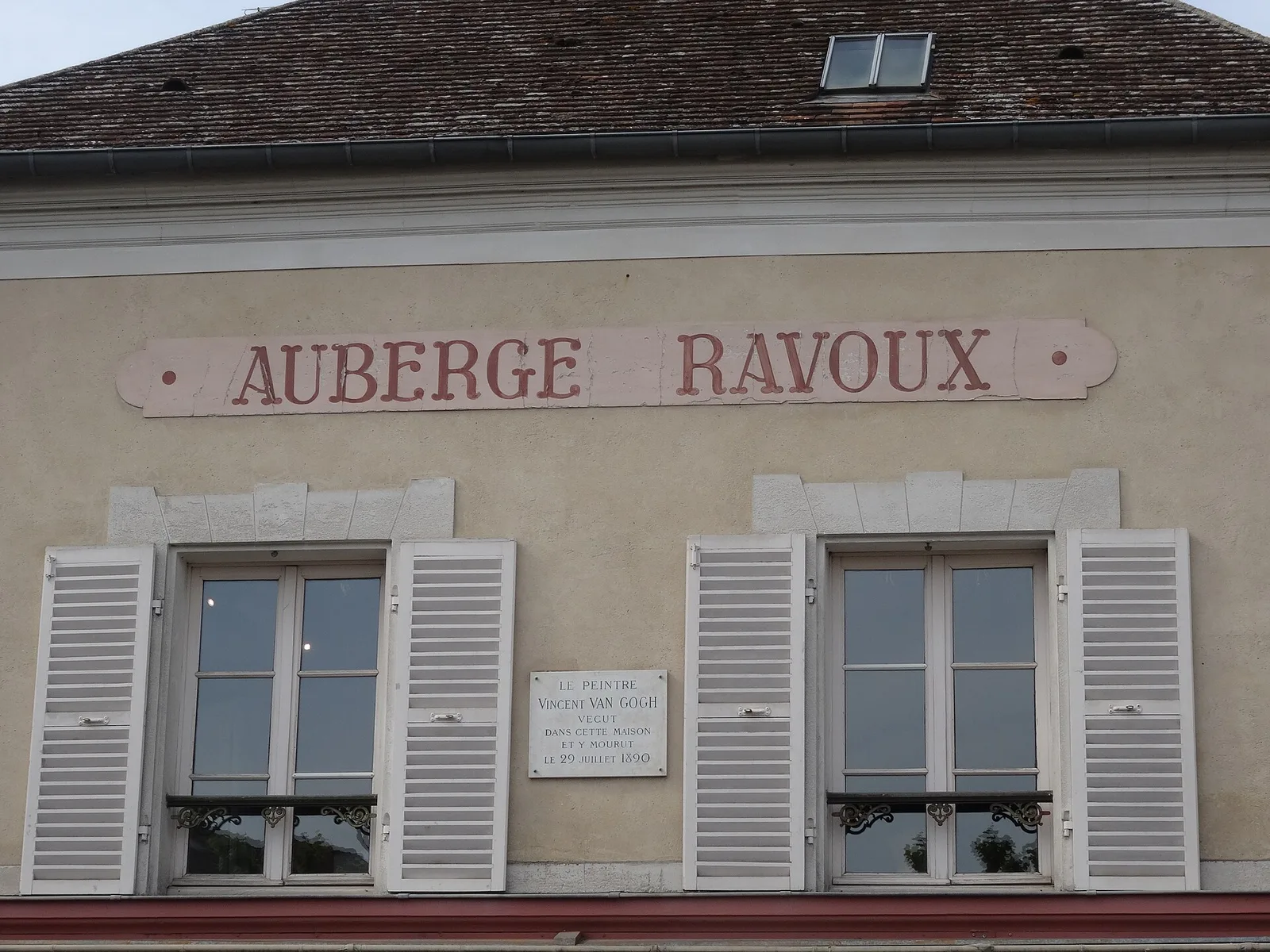แผ่นป้ายรำลึก Vincent van Gogh บนผนัง Auberge Ravoux ภาพถ่ายเมื่อ 17 พฤษภาคม 2017
