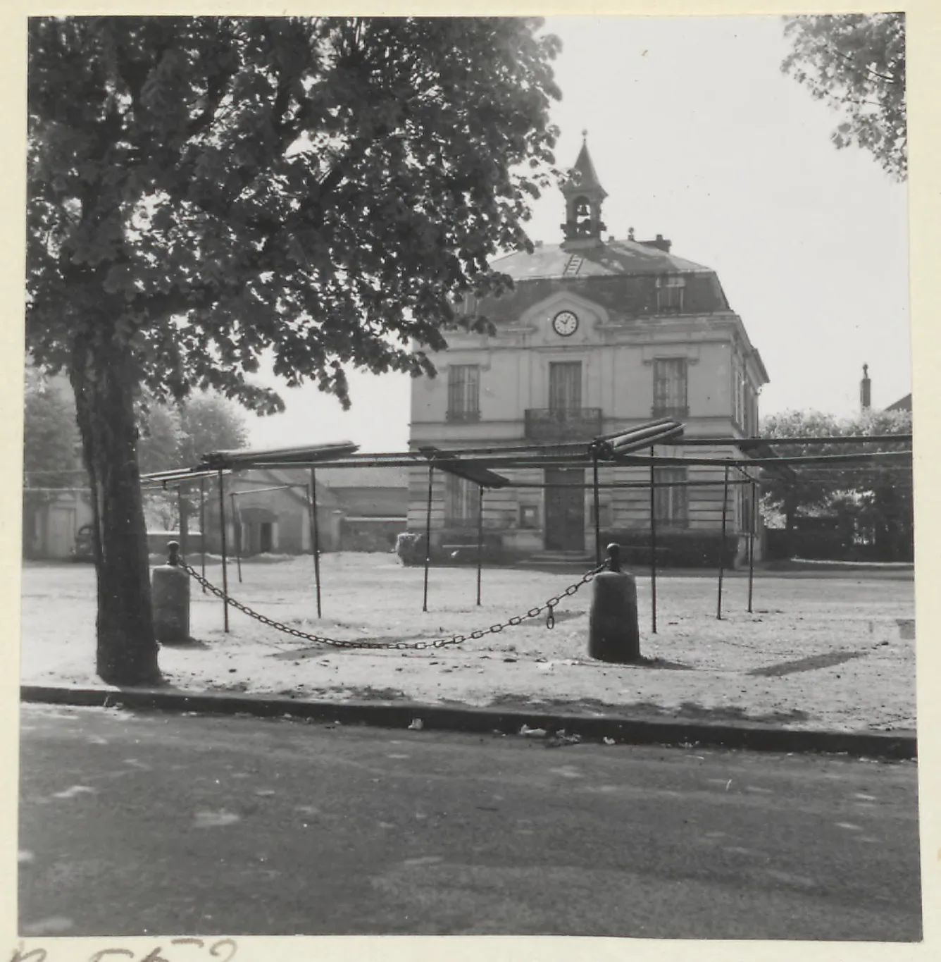 ศาลาว่าการเมือง Auvers-sur-Oise ถ่ายระหว่างปี 1951–1952 โดย Emmy Andriesse