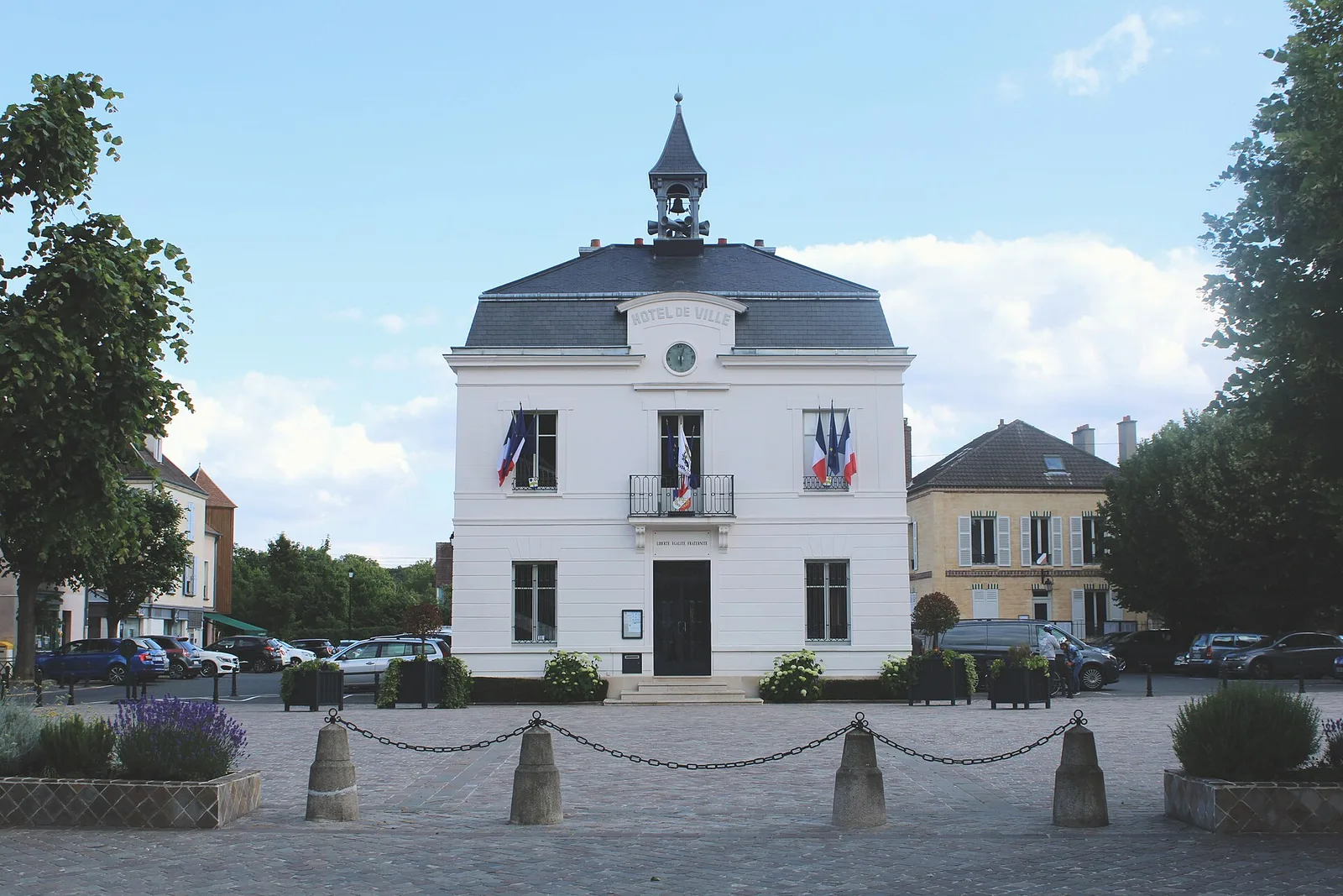ศาลาว่าการเมือง Auvers-sur-Oise บน Rue du Général de Gaulle ภาพถ่ายเมื่อ 9 มิถุนายน 2020