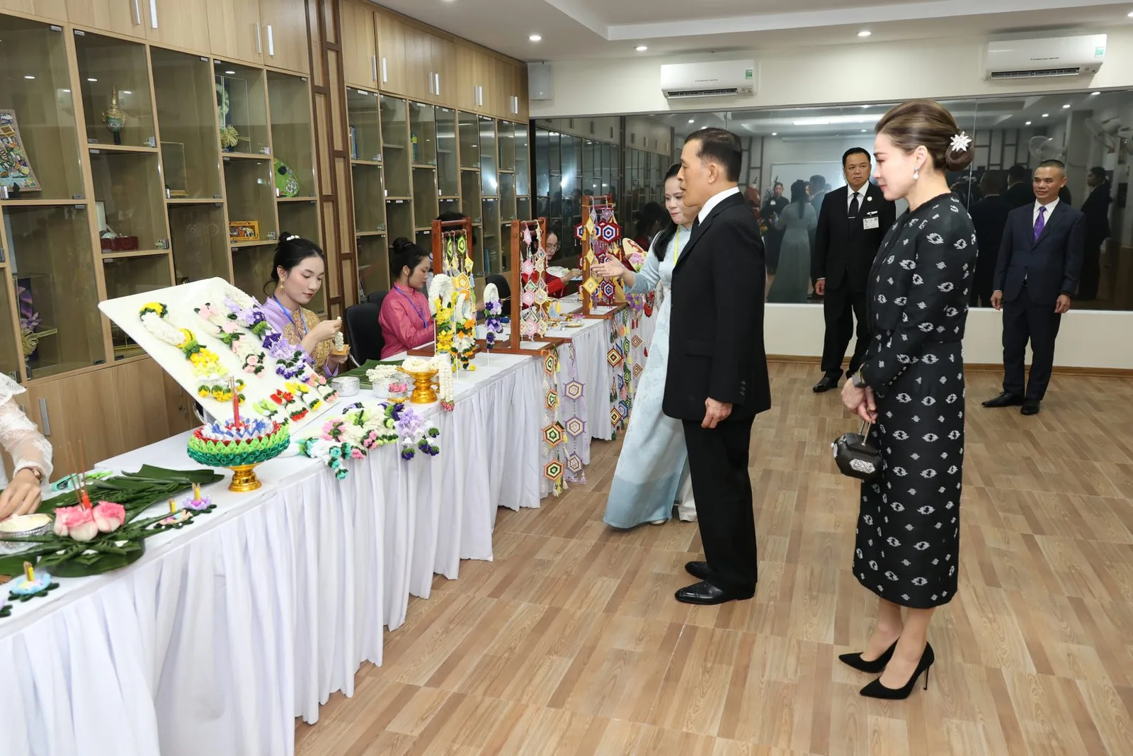 ทอดพระเนตร การสาธิตหัตถกรรมไทยโดยนักศึกษาชาวเวียดนาม ได้แก่ การวาดร่ม การทำตุง การร้อยมาลัย และการทำกระทง