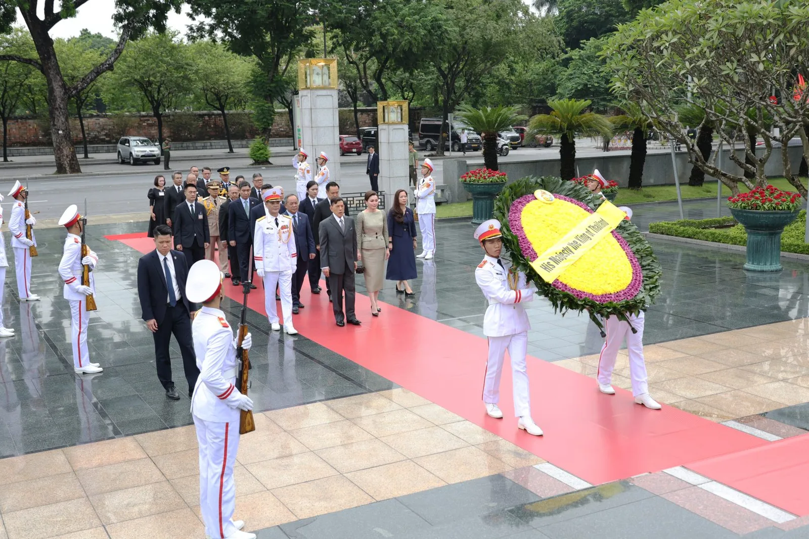 พระบาทสมเด็จพระเจ้าอยู่หัว และสมเด็จพระนางเจ้า ฯ พระบรมราชินี เสด็จพระราชดำเนินไปทรงวางพวงมาลา ณ อนุสาวรีย์วีรชนและผู้เสียสละบั๊กเซิน (Bac Son Martyrs’ Monument)