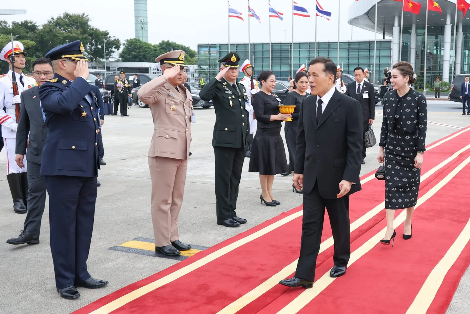 ทรงพระดำเนินผ่านแถวกองทหารเกียรติยศ และแถวผู้ส่งเสด็จฝ่ายไทยและฝ่ายเวียดนาม ณ ท่าอากาศยานนานาชาติโหน่ยบ่าย วันที่ 16 กันยายน 2569