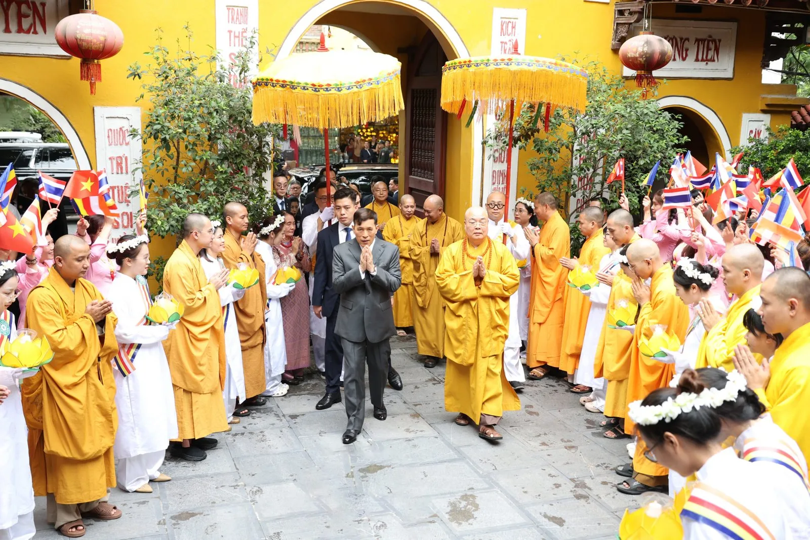 พระสงฆ์ และพุทธศาสนิกชนชาวเวียดนาม เฝ้ารับเสด็จ ณ วัดกว๋านสือ (Quan Su Pagoda) กรุงฮานอย